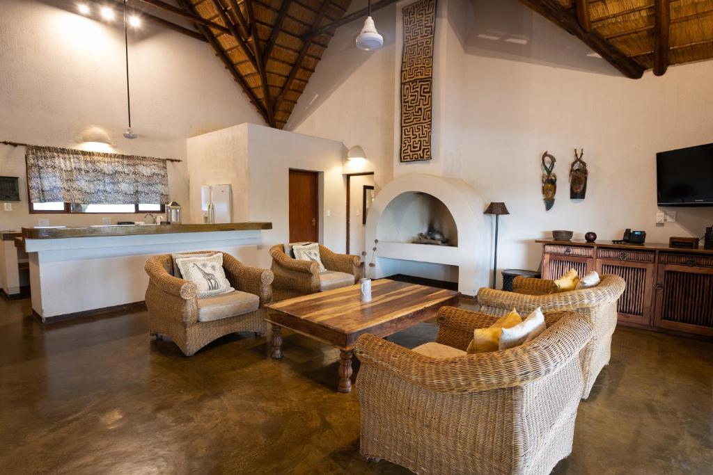 TV a/nebo společenská místnost v ubytování Nyati Safari Lodge