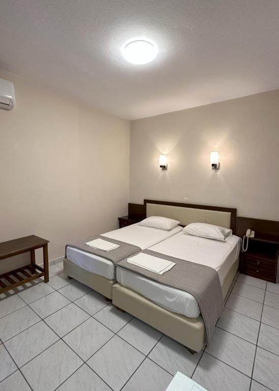 Postel nebo postele na pokoji v ubytování Hotel Afrodite