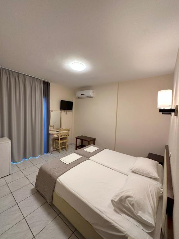 Postel nebo postele na pokoji v ubytování Hotel Afrodite