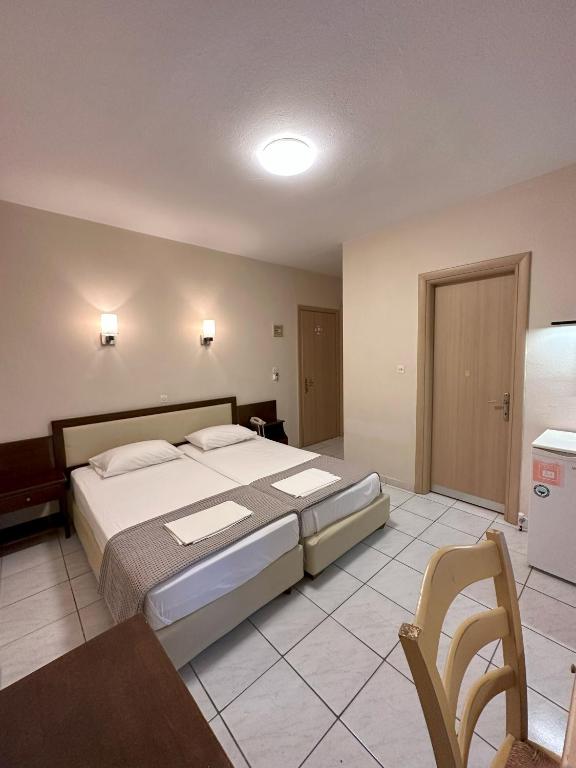 Postel nebo postele na pokoji v ubytování Hotel Afrodite