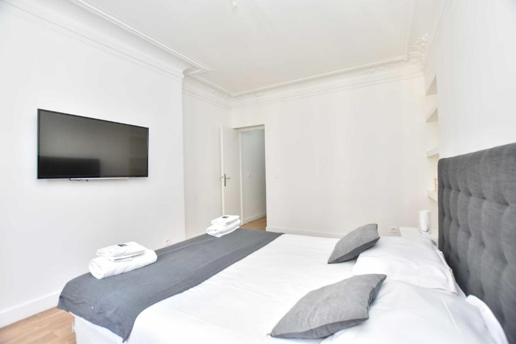 Ein Bett oder Betten in einem Zimmer der Unterkunft Lovely flat 4 P Palais Royal - Mus&eacute;e du Louvre