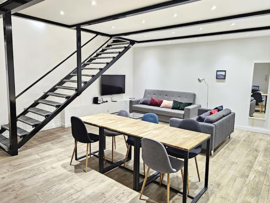 un salon avec une table et un canapé dans l'établissement L'atelier de la Sainte - Vieux Port Marseille, à Marseille