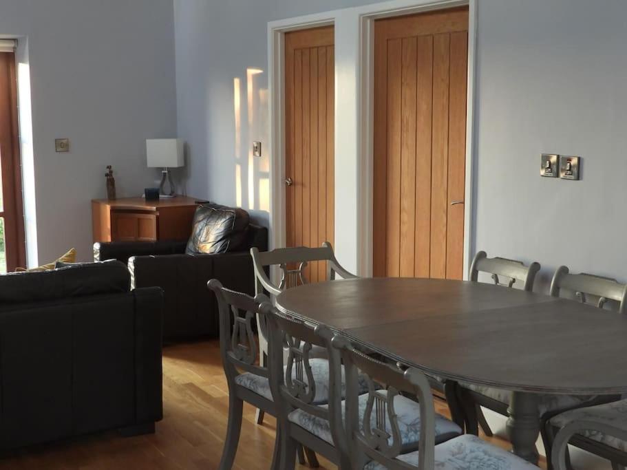 Posezení v ubytování Nature's Oasis: Pet-Friendly Snowdonia Cottage