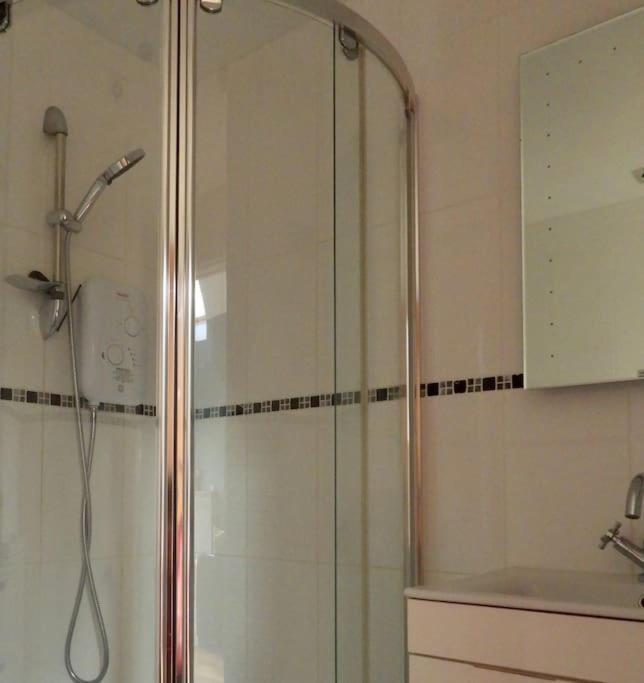 Koupelna v ubytování Nature's Oasis: Pet-Friendly Snowdonia Cottage