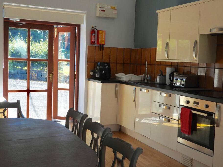 Kuchyň nebo kuchyňský kout v ubytování Nature's Oasis: Pet-Friendly Snowdonia Cottage