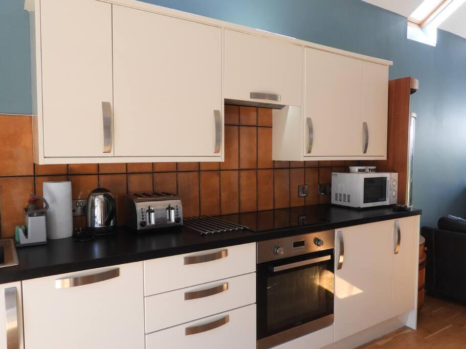 Kuchyň nebo kuchyňský kout v ubytování Nature's Oasis: Pet-Friendly Snowdonia Cottage