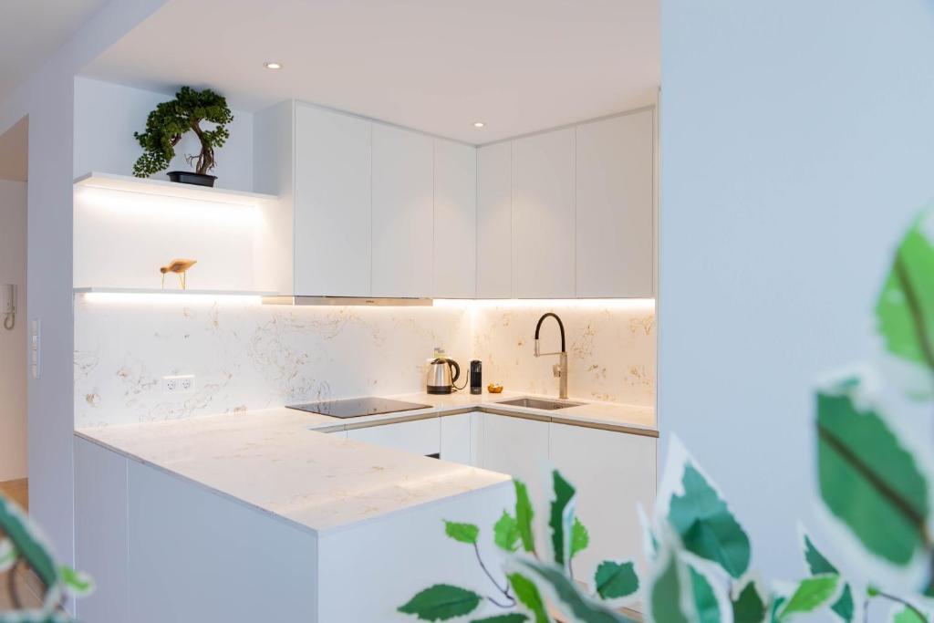 Hamilius Apartments City Center Luxembourg by Rentaroo - Wohnung Mit Balkon