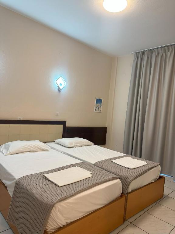 Postel nebo postele na pokoji v ubytování Hotel Afrodite