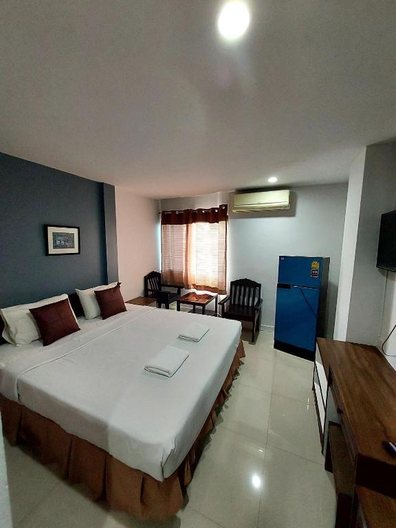 Postel nebo postele na pokoji v ubytování Traveller Inn Hotel