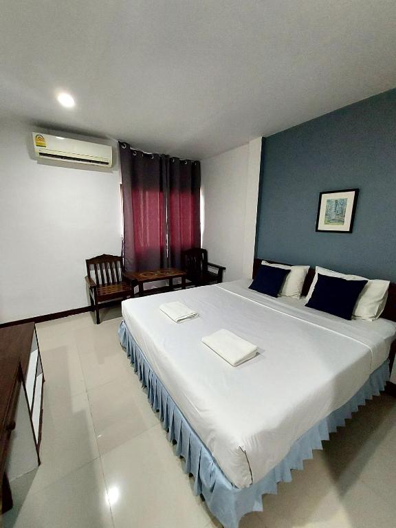 Postel nebo postele na pokoji v ubytování Traveller Inn Hotel