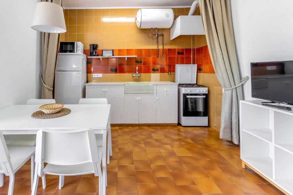 Kuchyňa alebo kuchynka v ubytovaní Cubells 2 Apartamento cercano a la playa