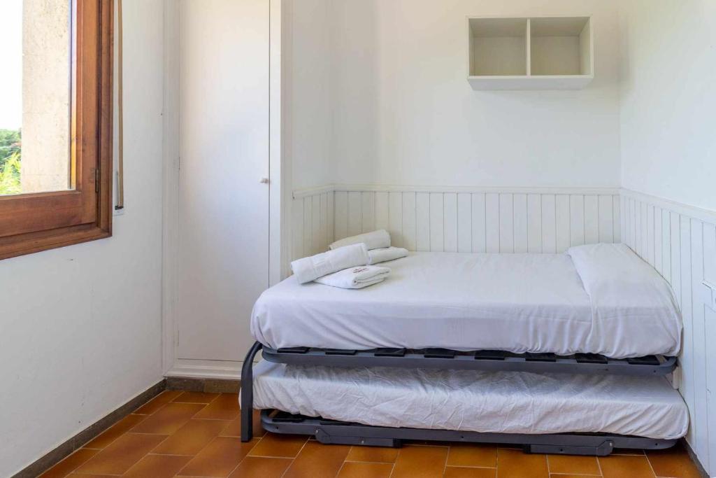 Posteľ alebo postele v izbe v ubytovaní Cubells 2 Apartamento cercano a la playa