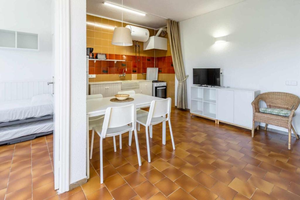 Kuchyňa alebo kuchynka v ubytovaní Cubells 2 Apartamento cercano a la playa