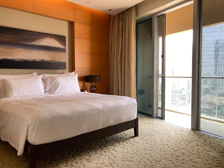 Postel nebo postele na pokoji v ubytování Luxury stay at The Address Dubai Mall Residence