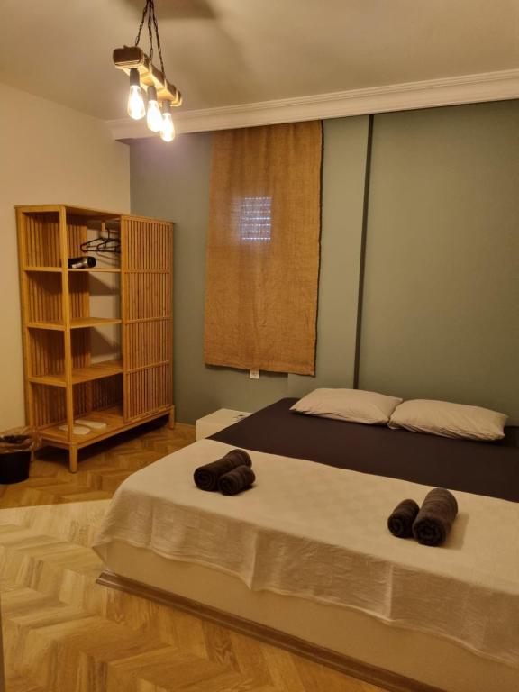 El Mundo Suites في أنطاليا: غرفة نوم عليها سرير وفوط