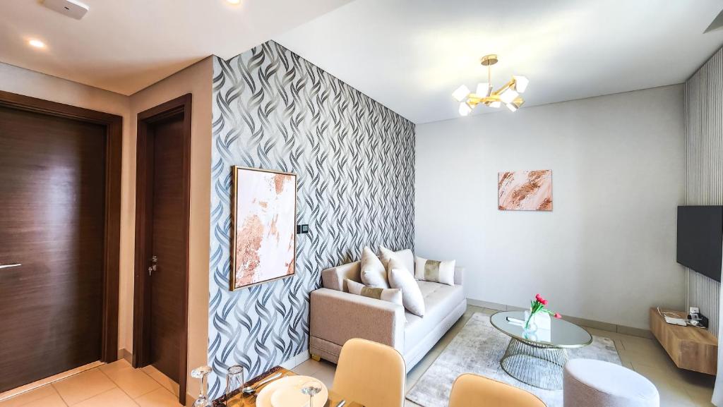 ein Wohnzimmer mit einem Sofa und einem Tisch in der Unterkunft STAY BY LATINEM Luxury 1BR Holiday Home CVR A2410 near Burj Khalifa in Dubai