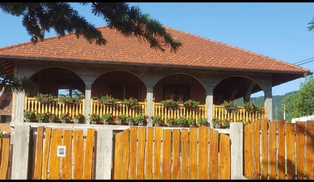 a wooden fence in front of a house at Domaćinska kuća in Arandjelovac