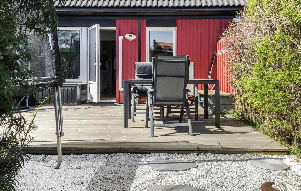 une paire de chaises assises sur une terrasse en bois dans l'établissement Beautiful Home In Tby With Wifi And 3 Bedrooms, à Täby