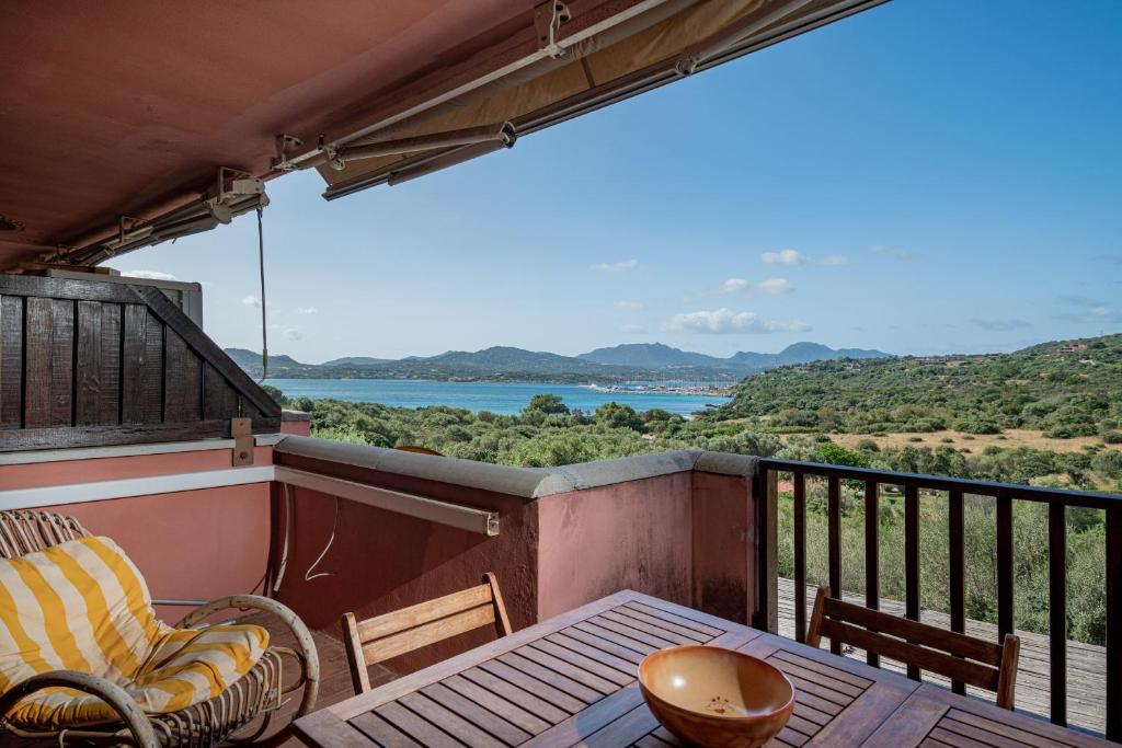 balcón con mesa, sillas y vistas en Rena Bianca House by Wonderful Italy en Olbia