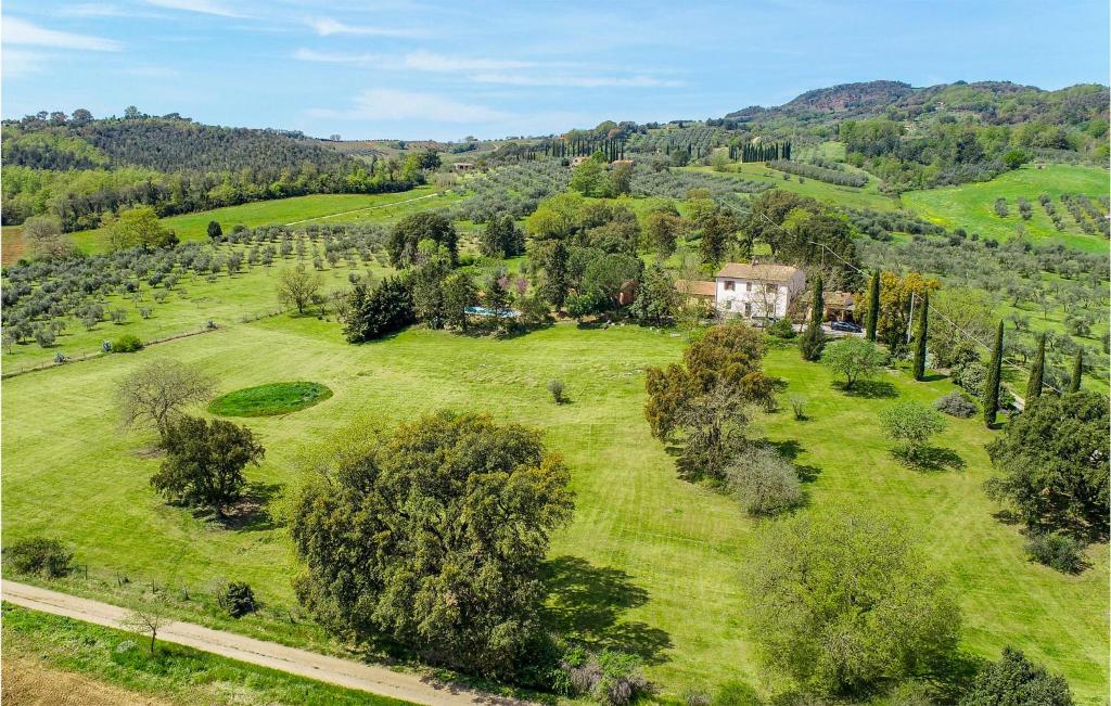 een luchtzicht op een huis in een groen veld bij Roseto Immacolata in Roccastrada