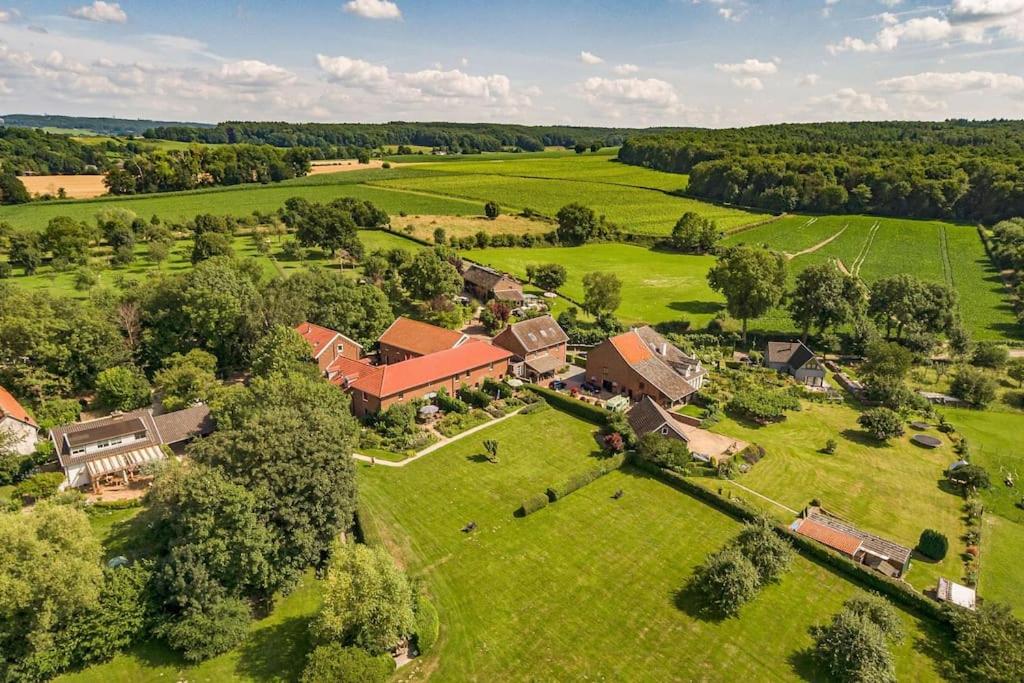 een luchtzicht op een huis op een groen veld bij Het mooiste uitzicht-De Oogappel in Vijlen