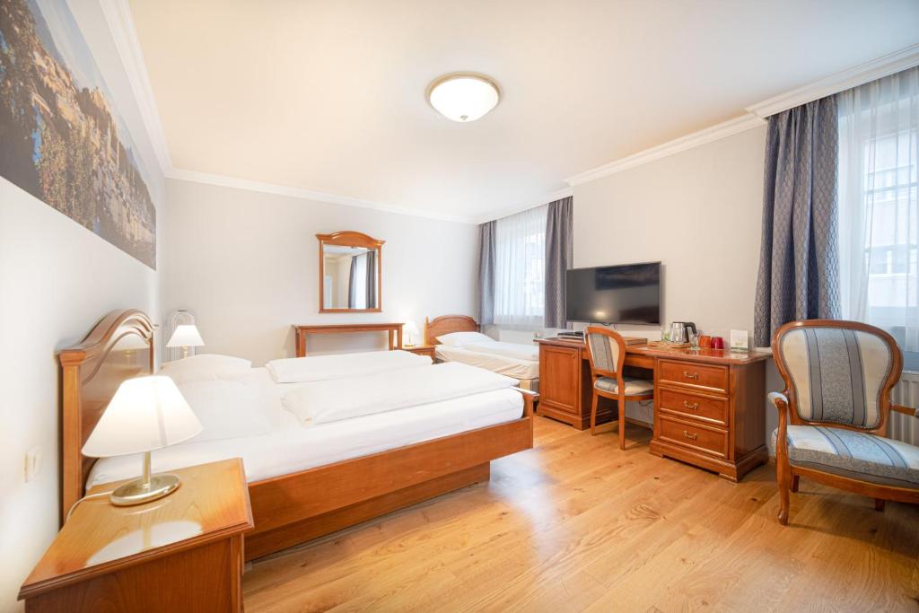 
Economy Triple Room - Street Side
