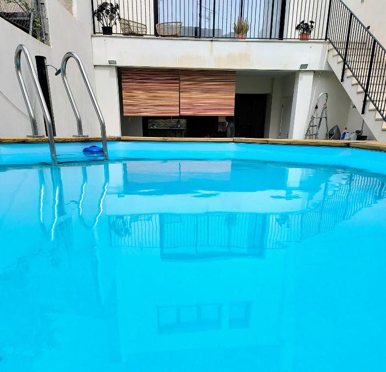 een groot zwembad met blauw water in een gebouw bij Villa Juana in Santa Margalida