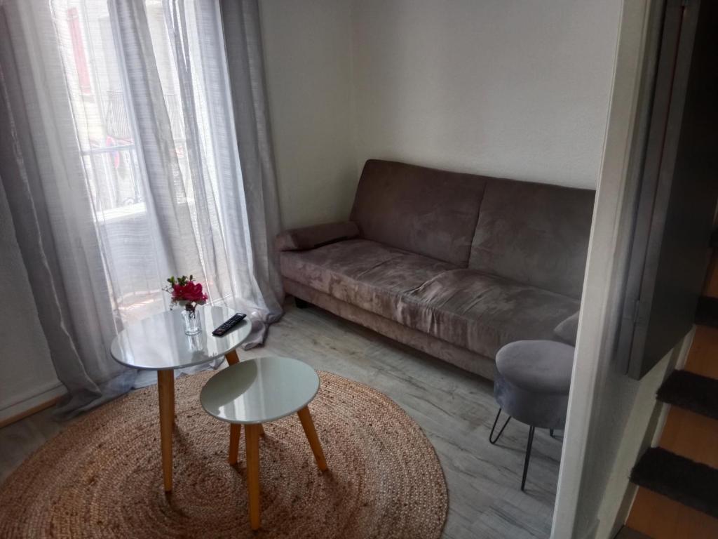 een woonkamer met een bank en een tafel bij maison cosy in Le Soler