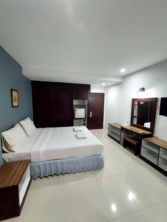 Postel nebo postele na pokoji v ubytování Traveller Inn Hotel