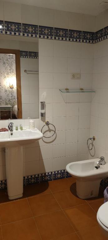 Koupelna v ubytování Hotel Río Escabas, Serranía de Cuenca