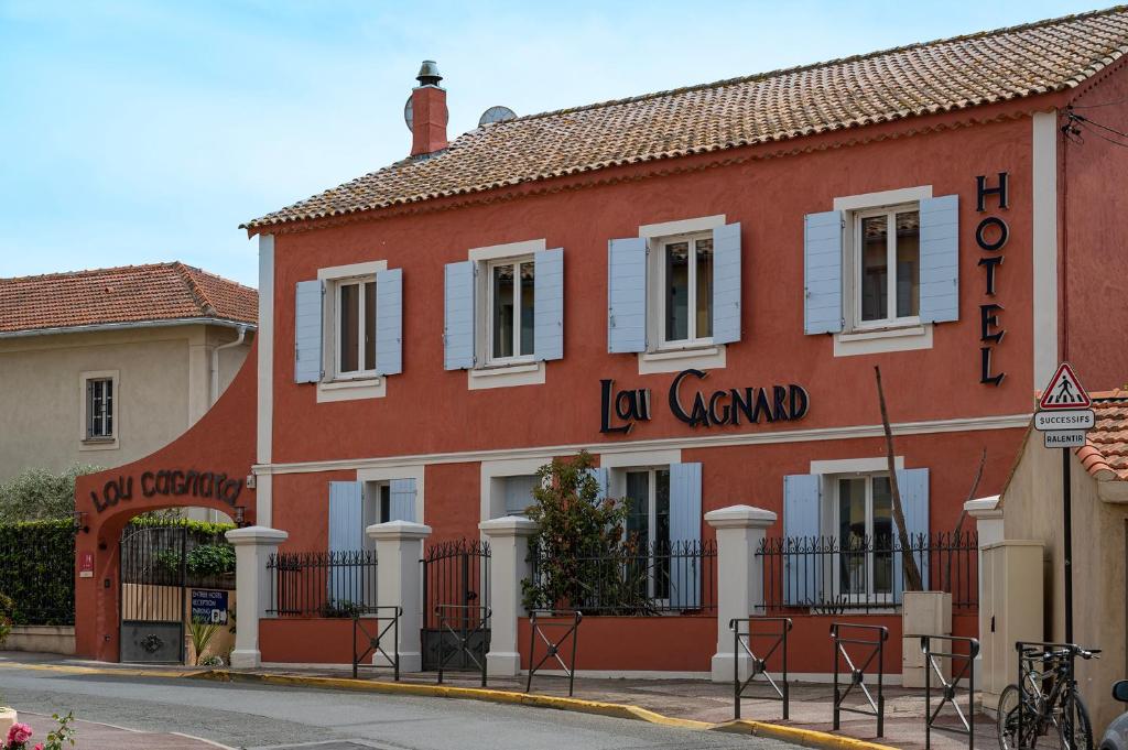 a red building with a sign that reads la corona at Lou Cagnard in Saint-Tropez