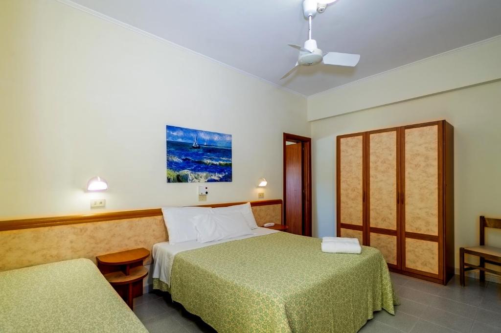 Hotel Miramare - Silvi Marina - Habitación Familiar Con Balcón