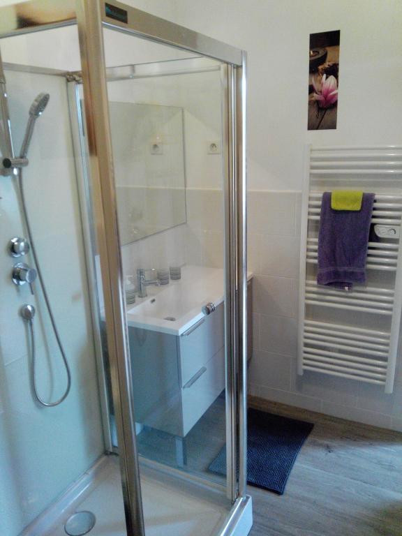 Chambres d'hôtes -- Le Clos de Gémozac - Doppelzimmer (2 Erwachsene + 1 Kind)