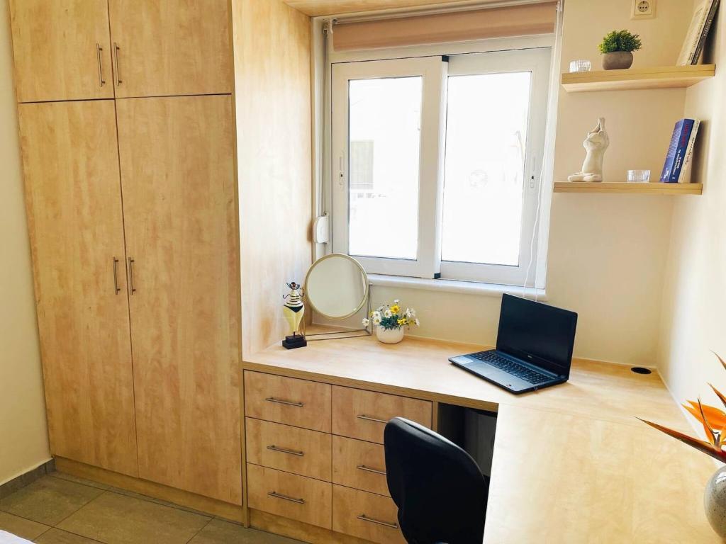 TV o dispositivi per l'intrattenimento presso Cozy Nest - 2min To Beach, 6min Walk To Old Town