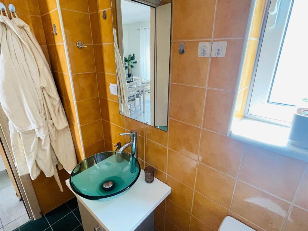 Bagno di Cozy Nest - 2min To Beach, 6min Walk To Old Town