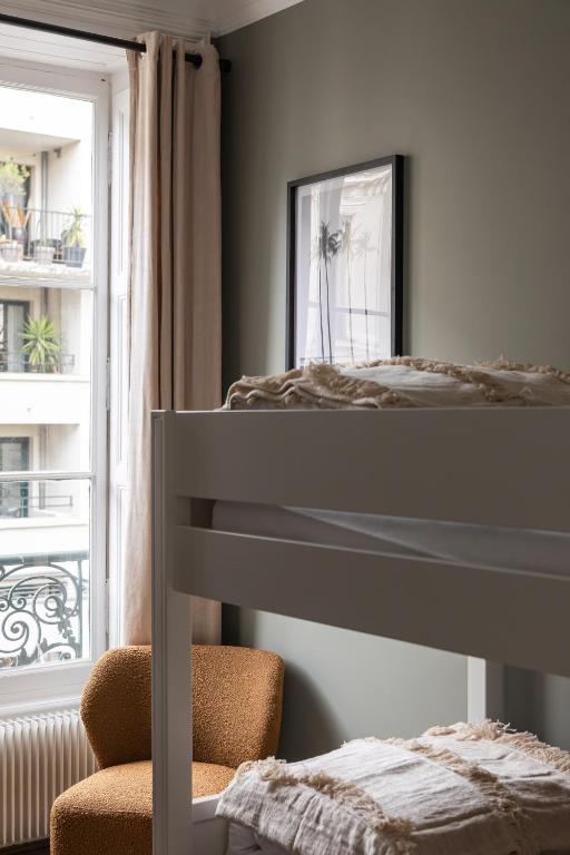 a bedroom with a bunk bed and a window at Le Goya - Appartement 4 chambres centre ville de Rennes in Rennes