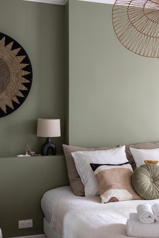 a bedroom with a bed with white sheets and pillows at Le Goya - Appartement 4 chambres centre ville de Rennes in Rennes