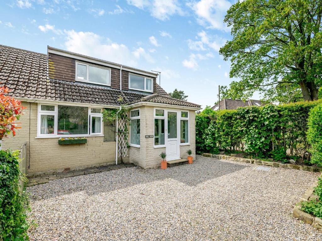 een slaapkamerhuis met een tuin en een oprit bij Hill View in Pateley Bridge