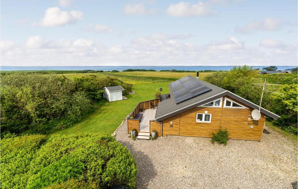 une vue de tête sur une cabine dotée d'un toit solaire dans l'établissement Pet Friendly Home In Vestervig With Sauna, à Vestervig