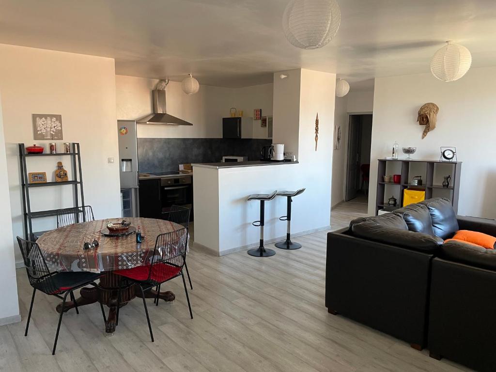 un salon avec un canapé et une table et une cuisine dans l'établissement L’escapade, à Catllar