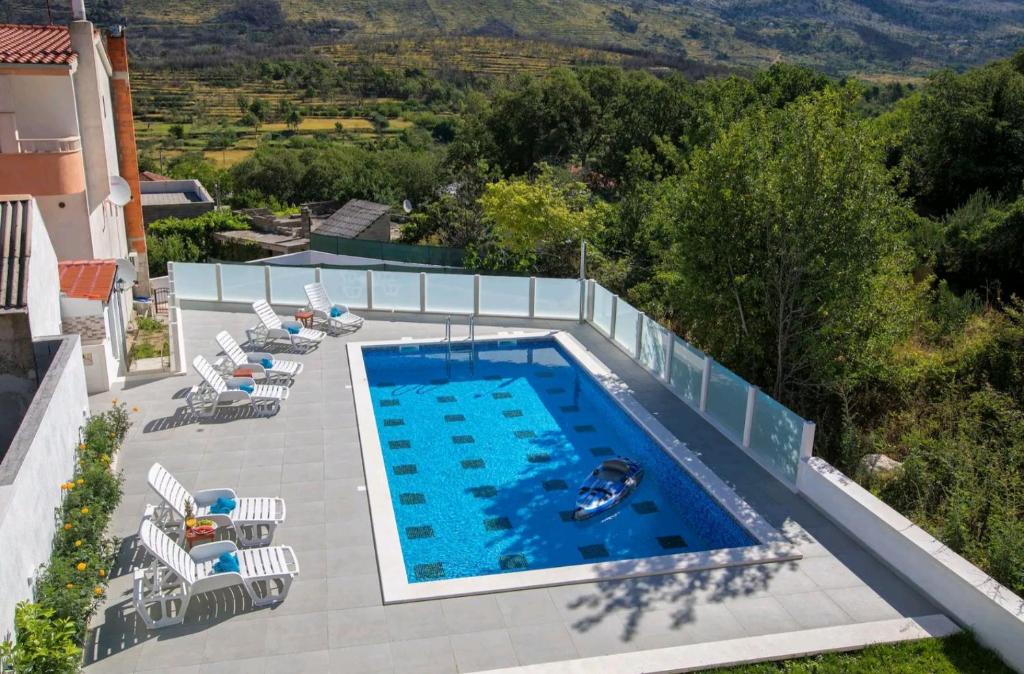 - une vue sur la piscine et ses chaises longues dans l'établissement Luxury villa resort Ordulj with heated pools,12-16 pax, à Srinjine
