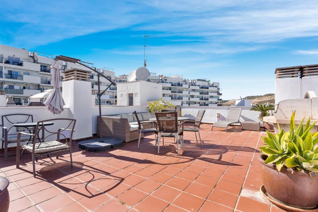 Balkón alebo terasa v ubytovaní Stunning terrace penthouse with pool in La Cala de Mijas by Costarentals - Ref 84
