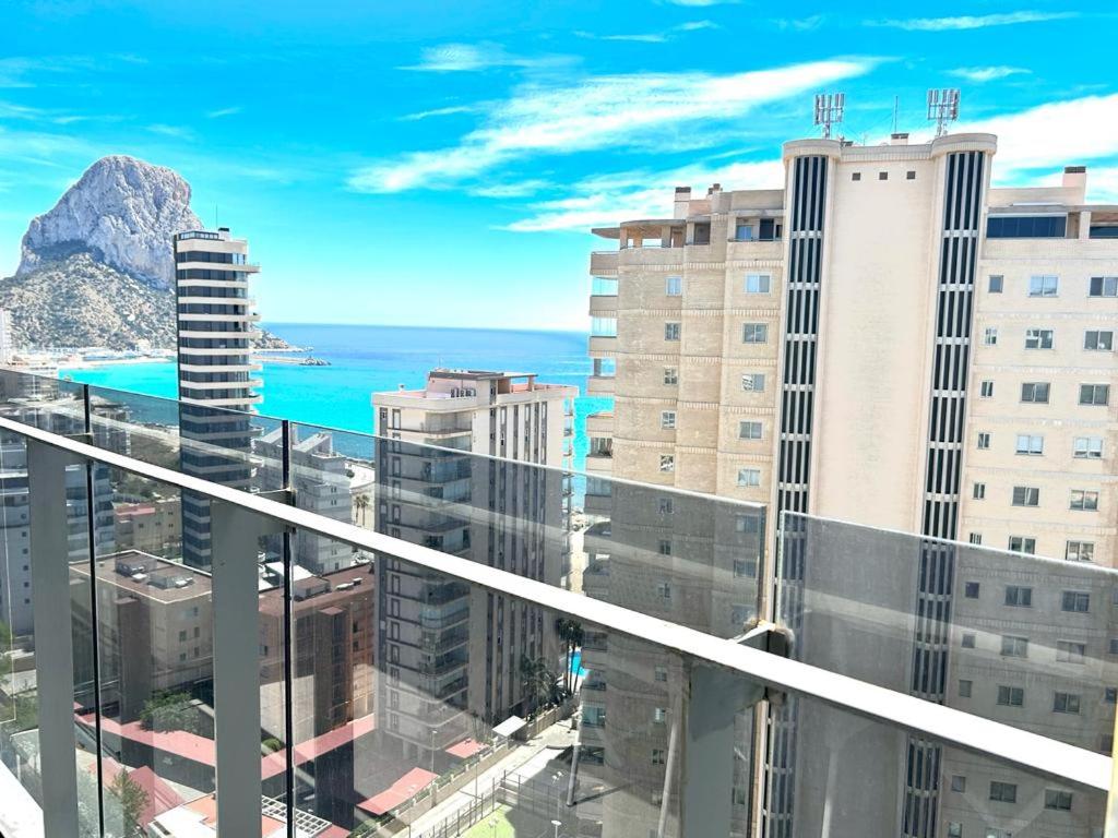 widok na miasto z budynkami i ocean w obiekcie Mirador de Calpe. Apartment with panoramic views. w mieście Calpe
