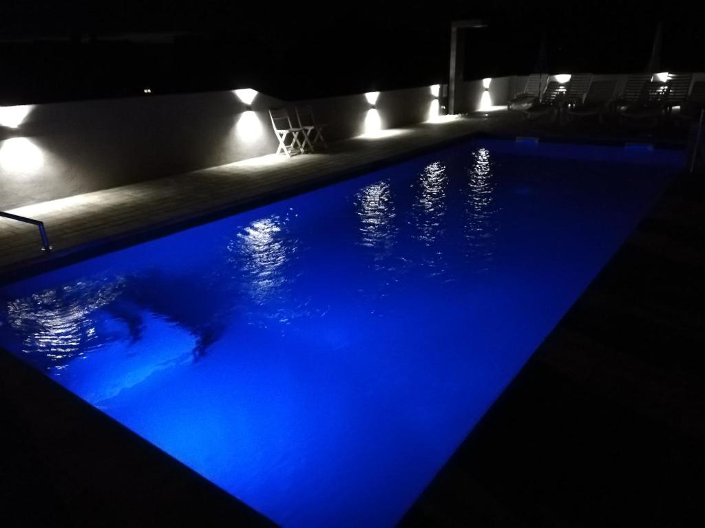 - une piscine éclairée en bleu la nuit dans l'établissement Apartment Camelia, à Poreč