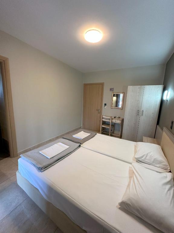 Postel nebo postele na pokoji v ubytování Hotel Afrodite
