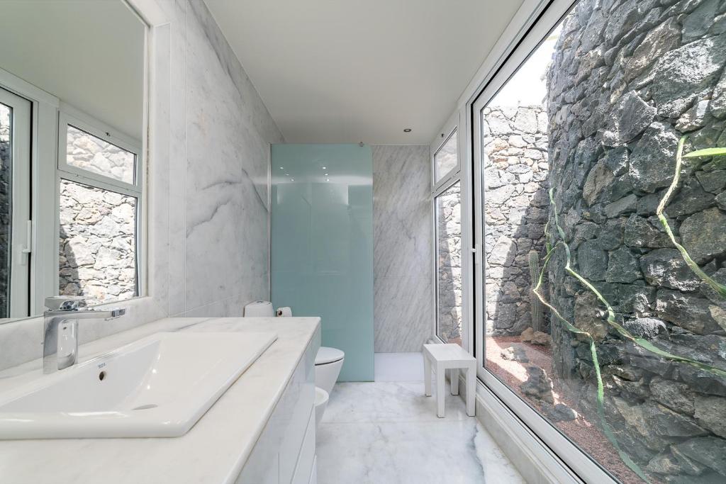 A bathroom at VV Vista Oceano by HH - Ocean view with private pool