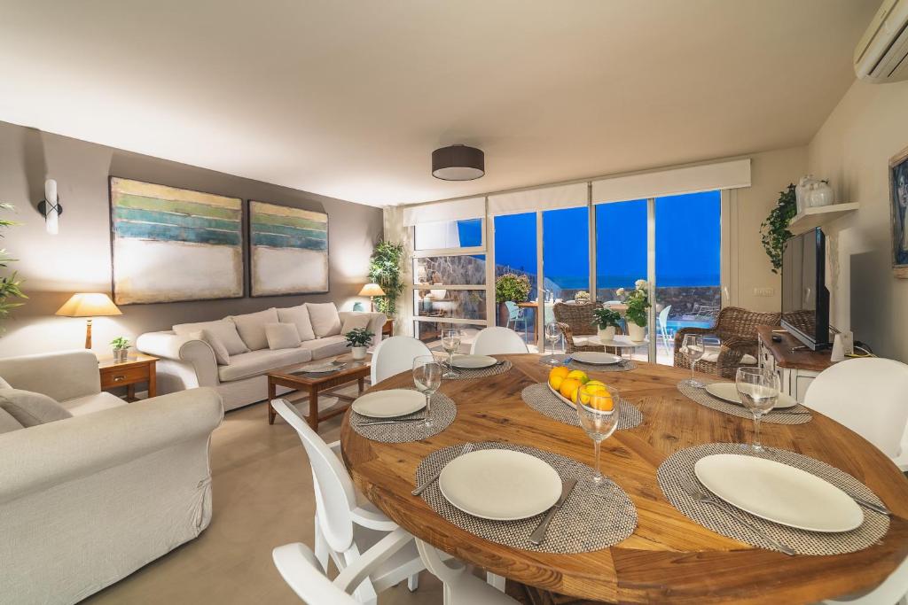 A seating area at VV Vista Oceano by HH - Ocean view with private pool