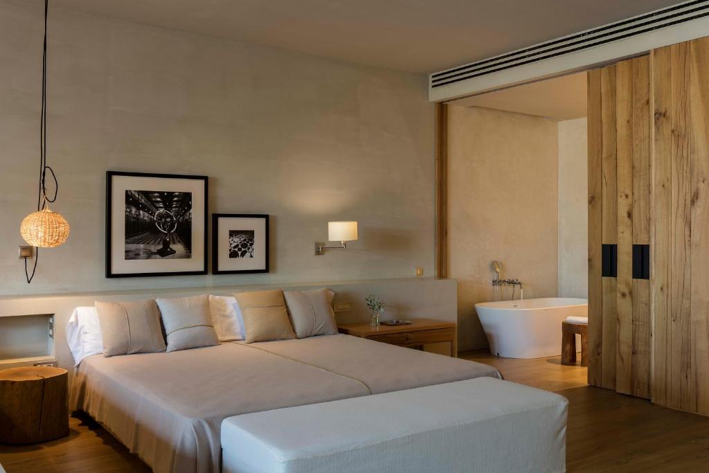 Posteľ alebo postele v izbe v ubytovaní Hotel Peralada Wine Spa & Golf