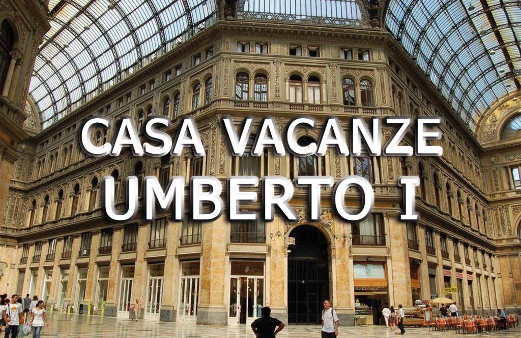 un gran edificio con las palabras "casa vacanza unedia" en Casa Vacanze Umberto I, en Nápoles