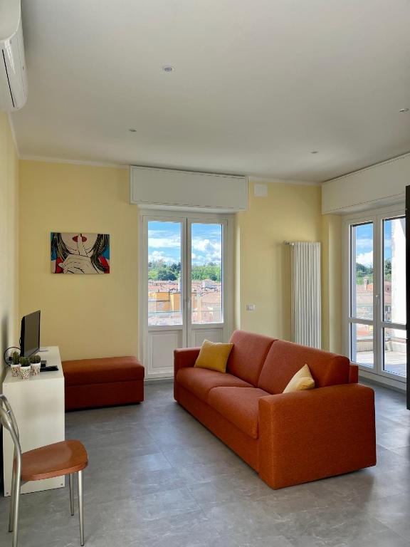uma sala de estar com um sofá e uma mesa em Testa tra le Nuvole em Novi Ligure
